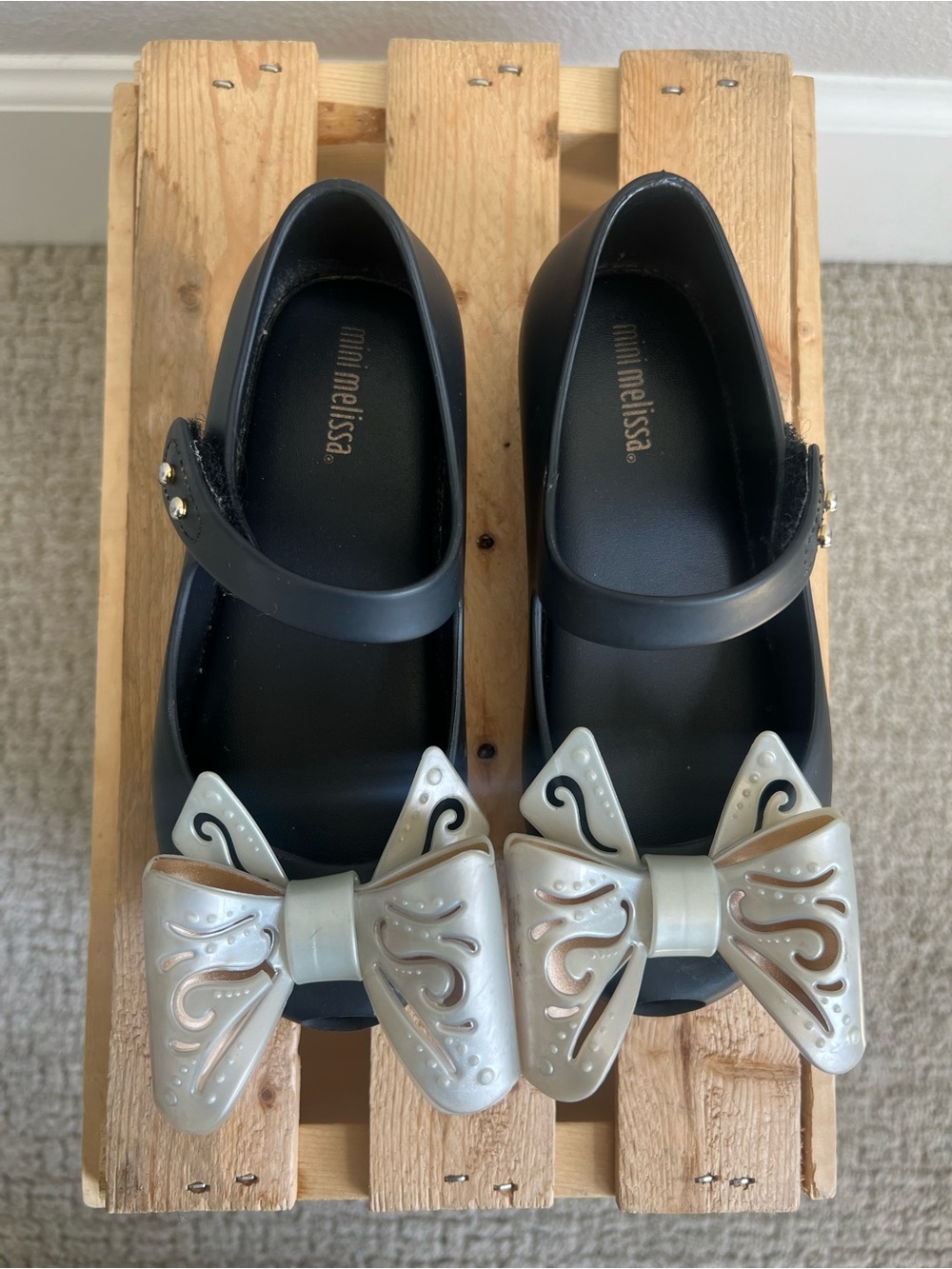 Mini Melissa Black Girls' Mary Janes with Pearlized Silver Bow